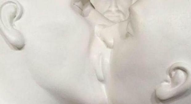 Statua con il bacio gay tolta dalla chiesa: la protesta scatena la polemica