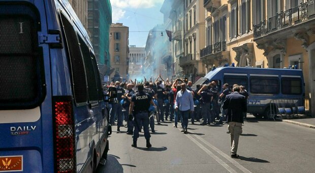 Taxi, protesta continua a Roma: saltate 9 corse su 10, centro città blindato dopo fumogeni e tafferugli