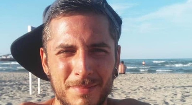 Si ferisce con i vetri rotti della portafinestra, Manuel trovato morto dissanguato in casa: aveva 33 anni