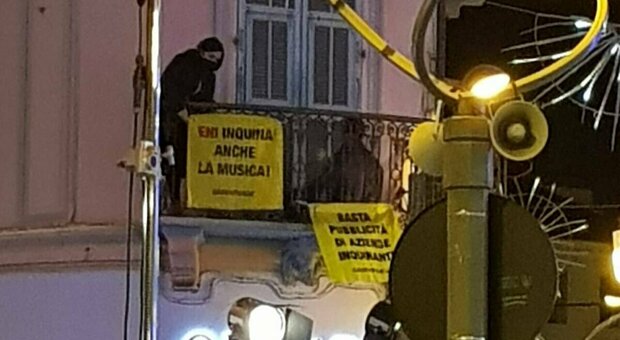 Sanremo 2022, ultim'ora: attivisti di Greenpeace tentano assalto all'Ariston: 10 fermati e portati in commissariato VIDEO