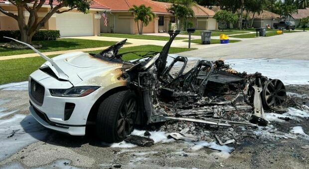 Jaguar elettrica prende fuoco dopo la ricarica, ridotta in cenere in mezzo alla strada