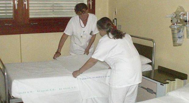 "Test dell'ascella": verifica dell'igiene su 1.500 infermieri, scoppia la protesta