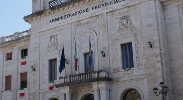 Provincia Frosinone, primo sì all'ultimo bilancio dell'era Pompeo: piano milionario per strade e scuole