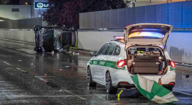 Milano, auto si ribalta nella notte: morta una donna di 30 anni, feriti gli altri due passeggeri a bordo