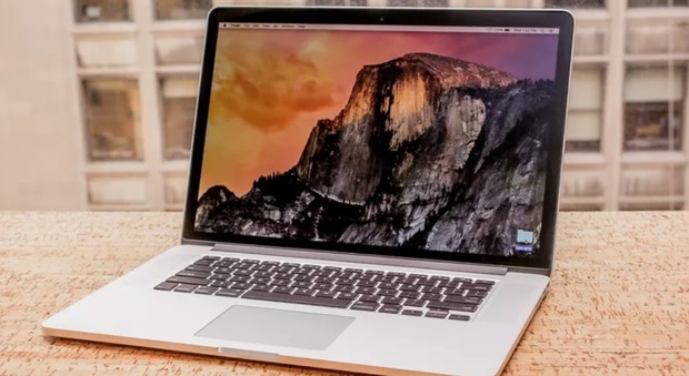 Apple richiama i MacBook Pro del 2015: «Problemi alla batteria, rischio incendio»