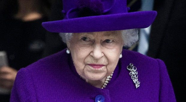 Regina Elisabetta, la sovrana 96enne è troppo fragile: ecco cosa non può più fare