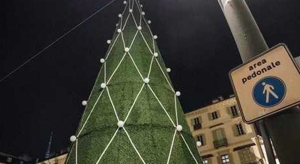 Torino, ironia social per l'albero di Natale da 90mila euro: “Zerbino” finisce in Consiglio