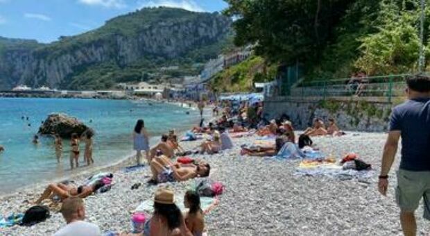 Ragazzo di vent'anni annega e muore a Capri: tragedia sulla spiaggia di Marina Grande