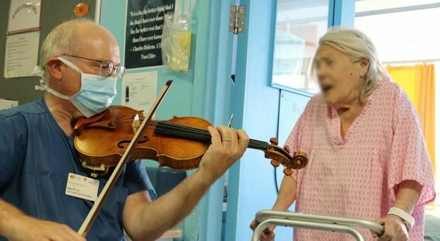Covid, il medico violinista suona per rallegrare i pazienti ricoverati in ospedale