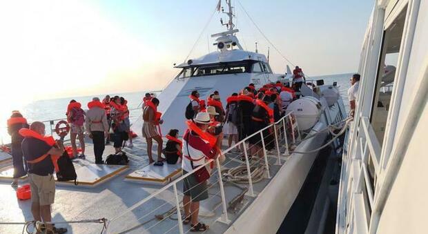 Incendio sul catamarano per le isole Tremiti, sessanta passeggeri messi in salvo