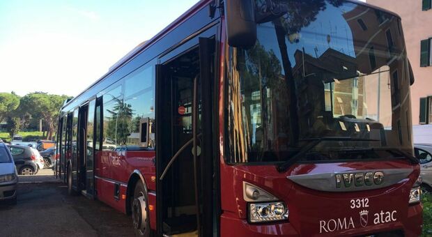 Roma, minaccia gli altri passeggeri e l'autista del bus con un coltello: arrestato