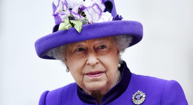 Elisabetta ancora malata, la Gran Bretagna in ansia per la salute della sovrana 90enne
