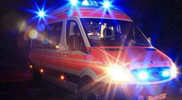 Auto passa col rosso, maxi incidente a Milano: cinque ragazzi feriti, uno è grave