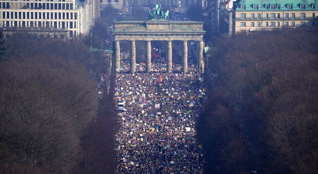 Ucraina, folla oceanica alla Porta di Brandeburgo a Berlino per dire no alla guerra