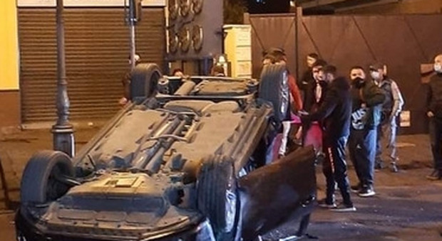 Muore a 16 anni nell'auto rovesciata a Napoli, altri due ragazzi feriti: arrestato il 19enne alla guida