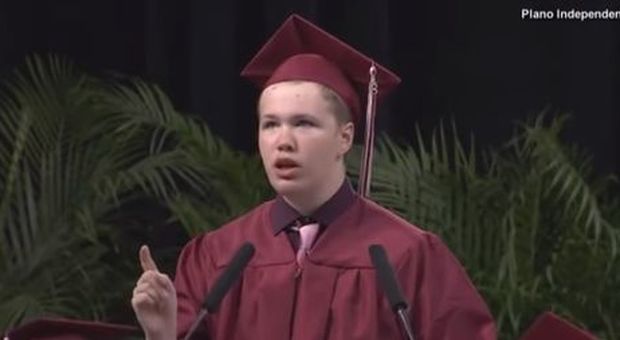 Per tutti gli anni della scuola parla a malapena, ragazzo autistico stupisce tutti con il discorso per la consegna dei diplomi