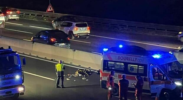 Attraversa l'autostrada a piedi e viene travolto da una moto: morti pedone e motociclista
