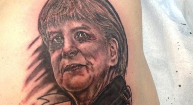 Perde la scommessa social ed è costretto a tatuarsi la Merkel su una natica
