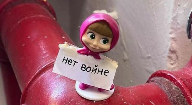 Russia, la protesta contro la guerra affidata ai pupazzetti di pongo (c'è anche la bimba di Masha e Orso)
