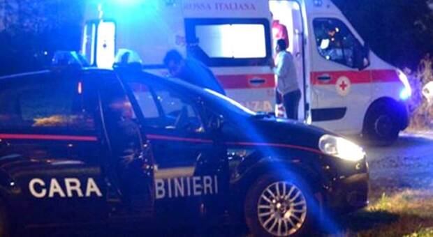 Notte di sangue a Firenze: un uomo accoltellato in un circolo, un altro ferito a bottigliate. Aggressori in fuga