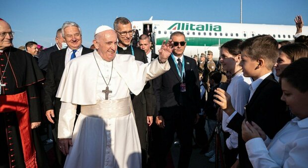 Il Papa a Budapest, primo viaggio dopo l'operazione e ultimo volo con l'Alitalia