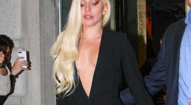Lady Gaga, sorpresa alle sfilate: la scollatura super hot crea qualche "problema" -GUARDA