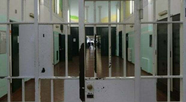 Due detenuti prendono in ostaggio gli agenti: choc in carcere