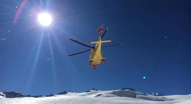 Scialpinista del soccorso alpino muore a 47 anni travolto da una valanga