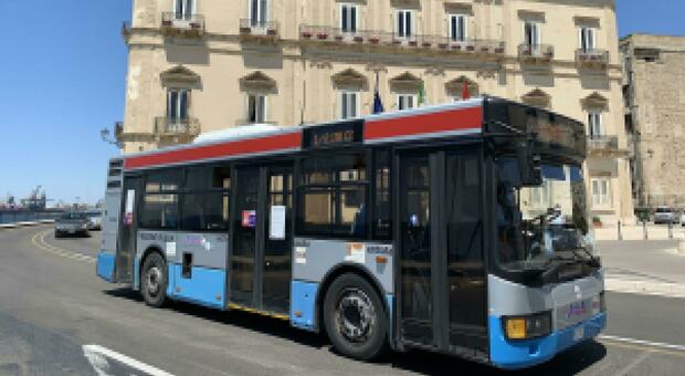 Taranto, abusavano di una disabile sui bus di linea: indagati 8 autisti. «Approfittavano dell'estrema vulnerabilità della ragazza»