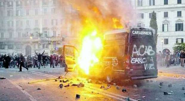 Black bloc sotto accusa per gli scontri a ​San Giovanni si uccide con un colpo di fucile