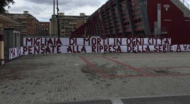 Striscione di protesta dei tifosi del Torino contrari alla ripresa del campionato