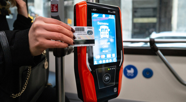 Milano, il contactless ora prende anche il bus: dal 2023 il biglietto si paga con carta di credito