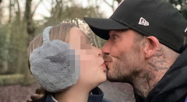 David Beckham bacia sulle labbra la figlia Harper Seven. Pioggia di critiche sul social: «Inappropriato!»