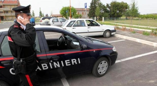 Spara all'ex moglie e si consegna ai carabinieri dopo una settimana di fuga in Vespa: «Mi sentivo solo»