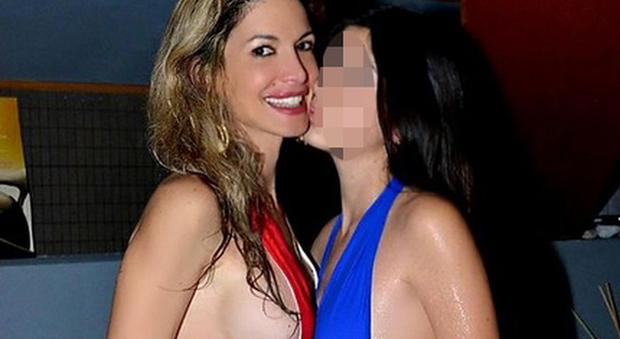 Maria Monsè e le foto hot con la figlia di 14 anni in costume, fan in rivolta. Selvaggia Lucarelli: «Profondamente disturbante»
