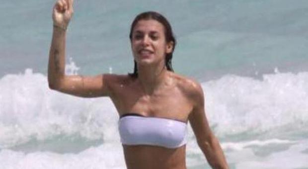 Eli Canalis sexy in bianco: bikini bollente tra le onde