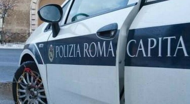 Roma, si accascia su una panchina di Colle Oppio colpito da ipotermia: due vigili urbani eroi lo salvano in extremis