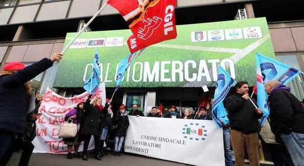Chiude l'albergo del calciomercato: i lavoratori protestano nell'ultimo giorno di affari della serie A - Guarda