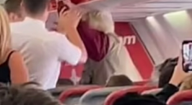 Le tolgono il gin tonic, passeggera aggredisce steward: aereo costretto all'atterraggio d'emergenza FOTO