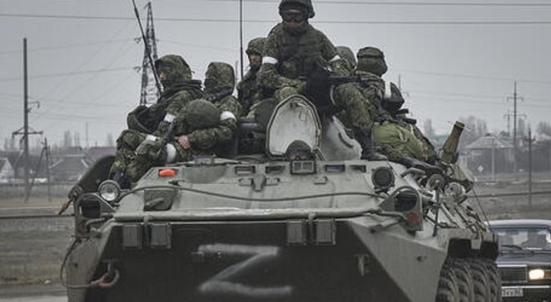 Russia, chiesto agli insegnanti parte dello stipendio per aiutare i soldati in Ucraina: cosa succede