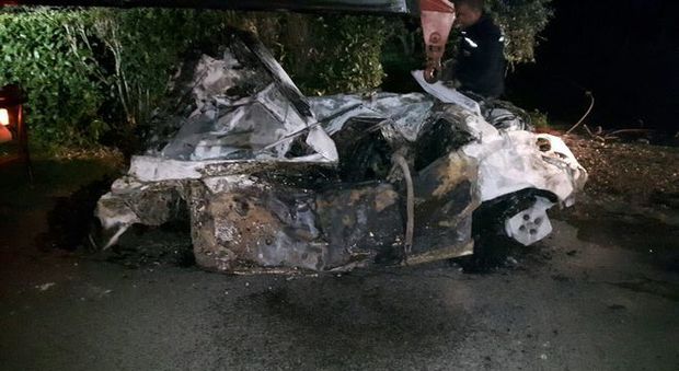 A 22 anni si schianta contro un muro e l'auto prende fuoco: è in fin di vita