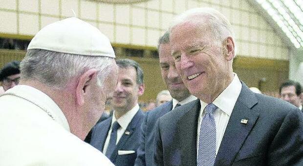 Usa, documento dei vescovi: niente comunione a Biden. Dietro c'è la sfida al Papa