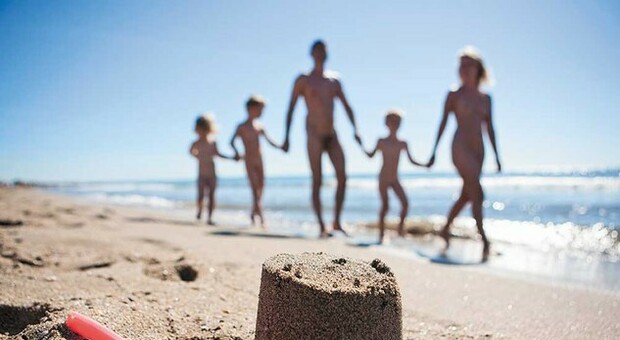 Covid, focolaio nel resort naturista in Francia: 100 nudisti positivi: «Situazione molto preoccupante»