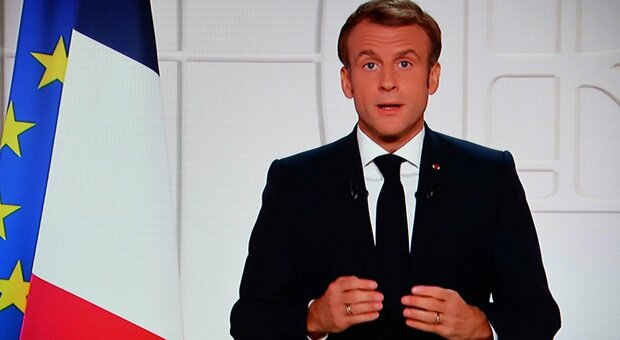 Francia, Macron annuncia: «Green pass rinnovato solo con terza dose». Ecco a chi