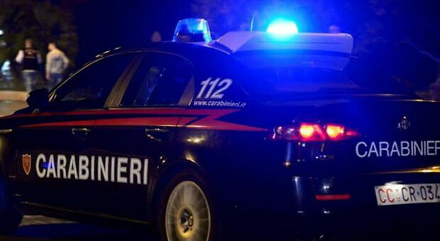 Napoli, minorenni forzano un posto di blocco: fermati. I carabinieri scoprono un'arma da ninja