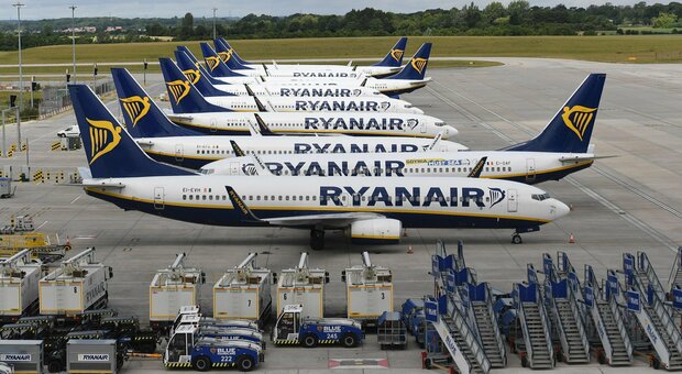 Ryanair, bagagli danneggiati a tre passeggeri: maximulta per la compagnia, ecco quanto dovrà pagare