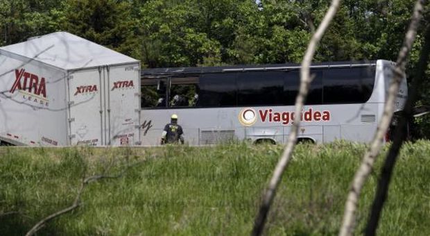 Bus di turisti italiani si scontra con un camion: tre morti. "Erano in viaggio verso le cascate del Niagara"