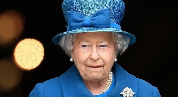 Regina Elisabetta, l'estenuante rituale del cambio d'abito a cui ha rinunciato per questo Natale