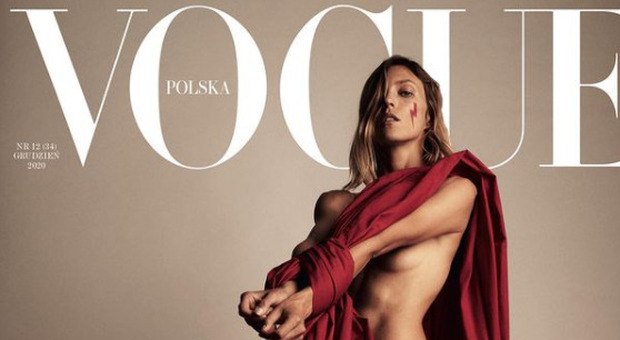 Vogue Polonia contro lo stop all'aborto, in copertina la top con le mani legate