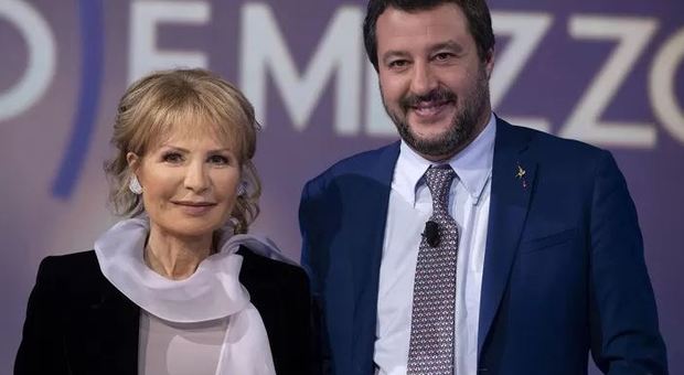 Sfida Gruber-Salvini in tv: «Al mare in mutande con la pancetta, poco stile». E lui: «Omo de panza...»